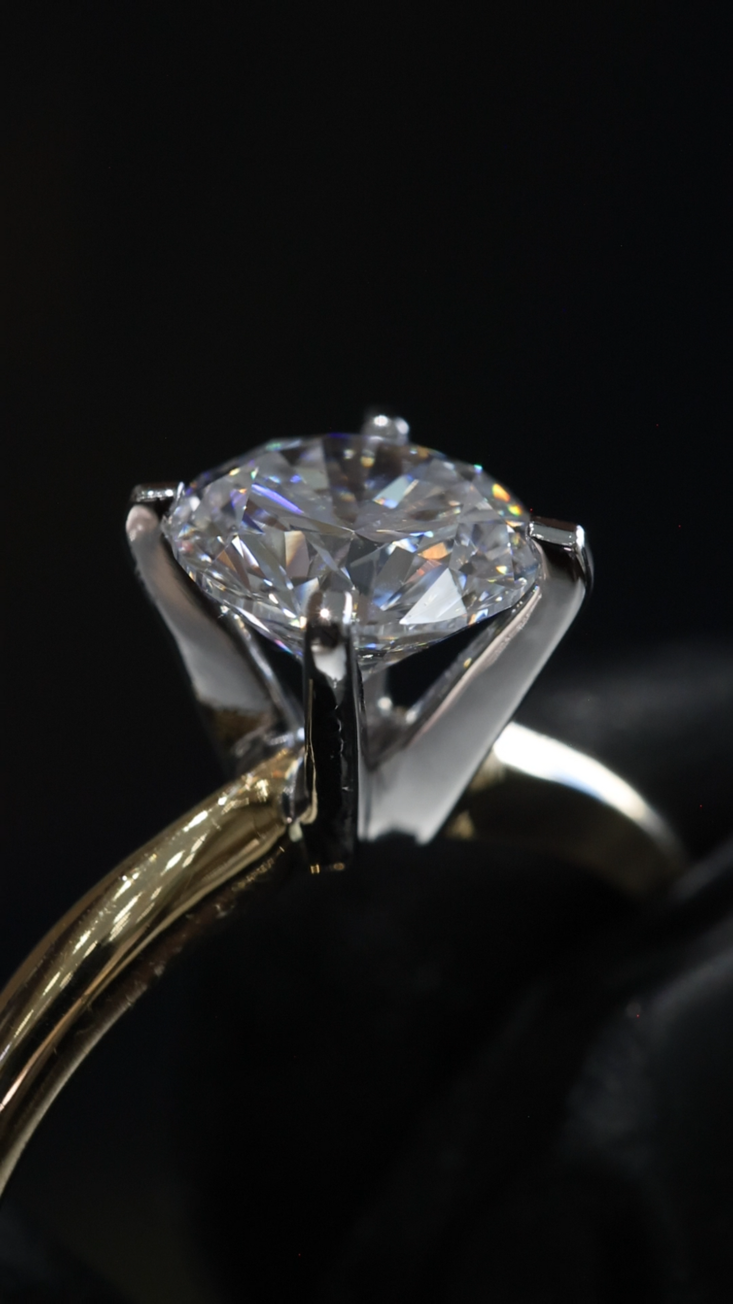 Round Lab-Grown Diamond Solitaire Ring in Yellow Gold | Classic Prong Setting
