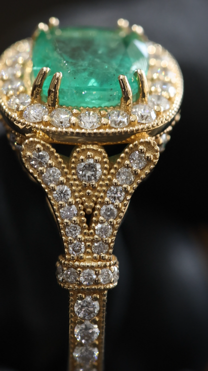 Cushion Emerald Halo Ring in Yellow Gold | Diamond Pavé Vintage Setting