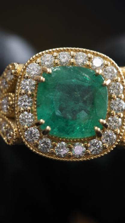 Cushion Emerald Halo Ring in Yellow Gold | Diamond Pavé Vintage Setting