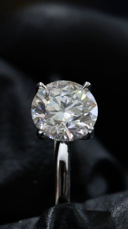 Round Brilliant Natural Diamond Solitaire Engagement Ring in White Gold | Classic Four-Prong Design