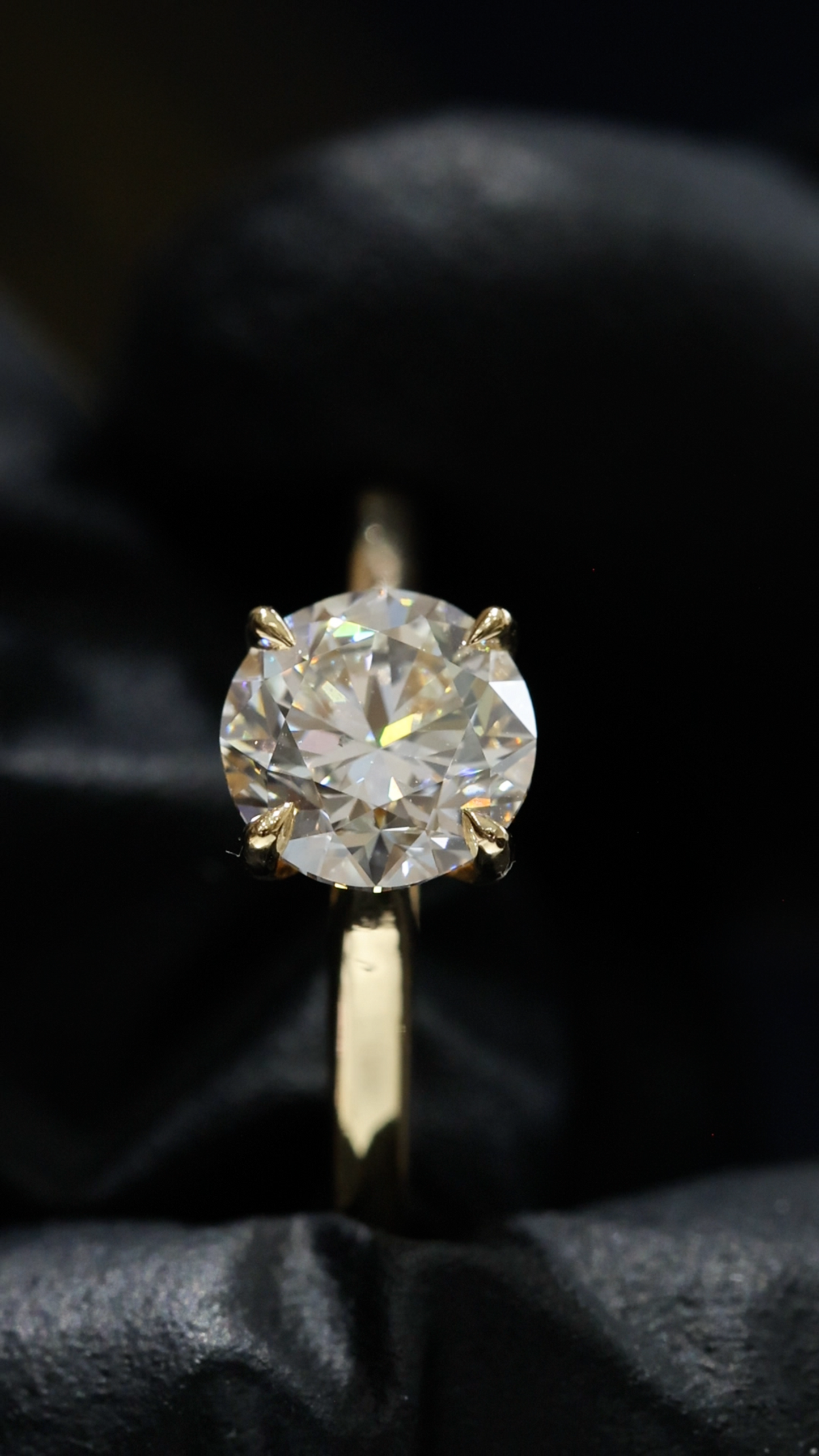 Round Brilliant Natural Diamond Solitaire Engagement Ring in Yellow Gold | Classic Prong-Set Design