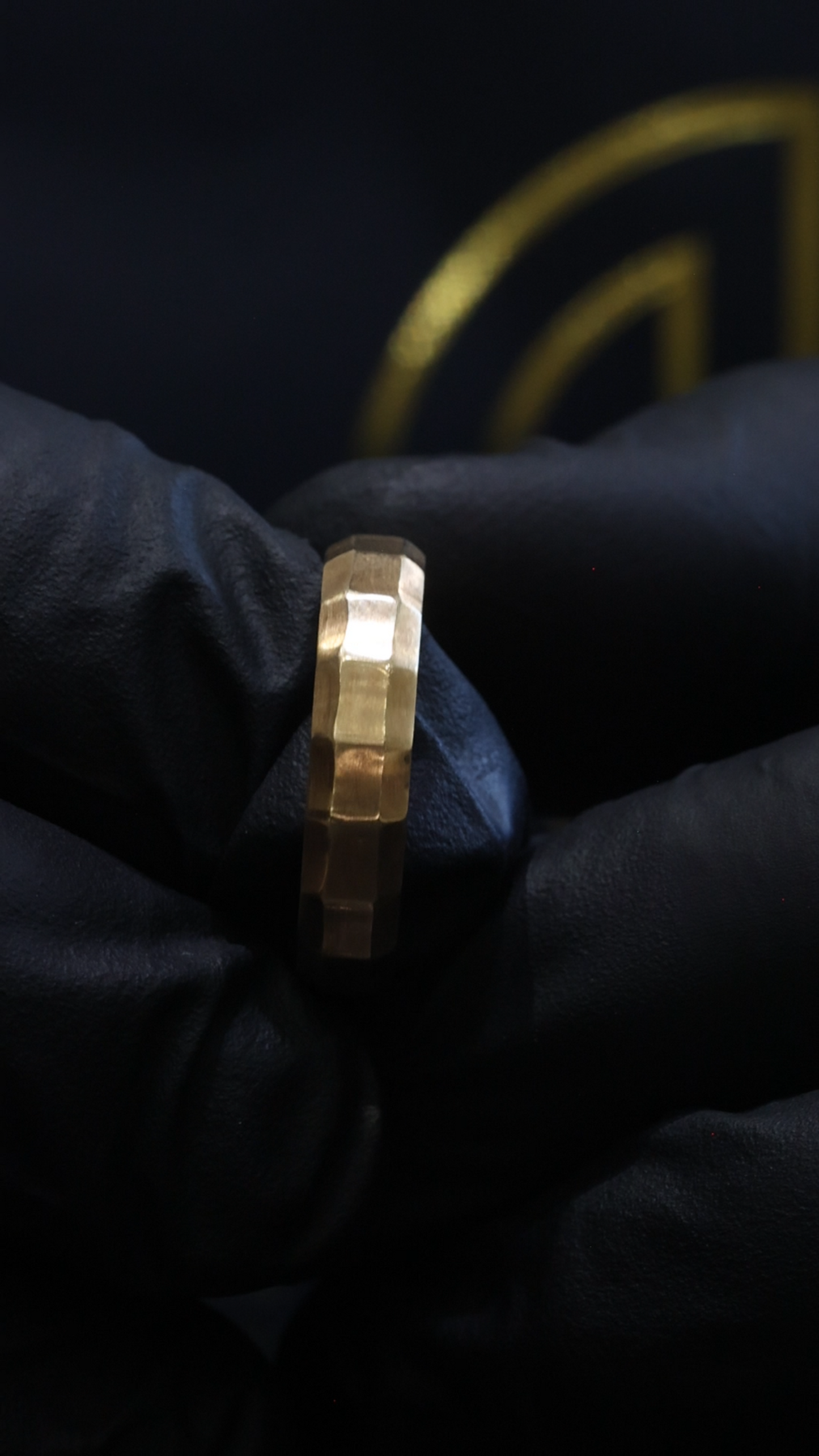 Men’s Faceted Wedding Band in Yellow Gold | 14K