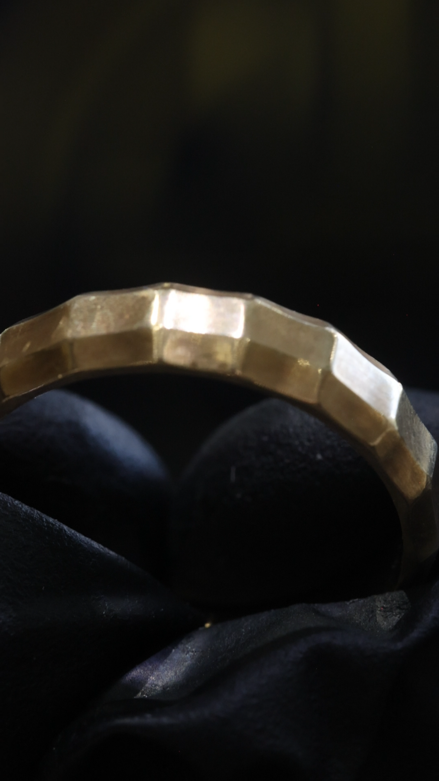Men’s Faceted Wedding Band in Yellow Gold | 14K