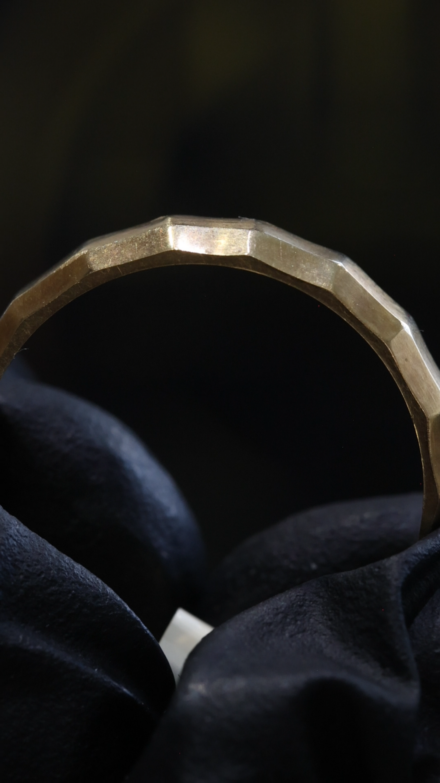 Men’s Faceted Wedding Band in Yellow Gold | 14K