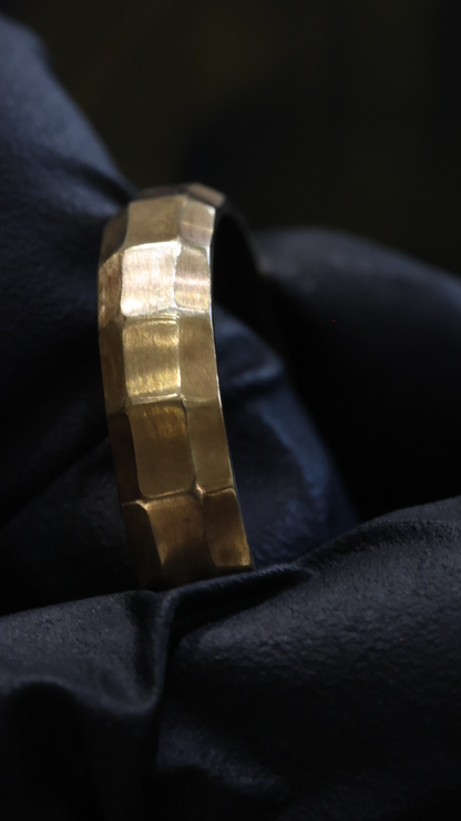 Men’s Faceted Wedding Band in Yellow Gold | 14K