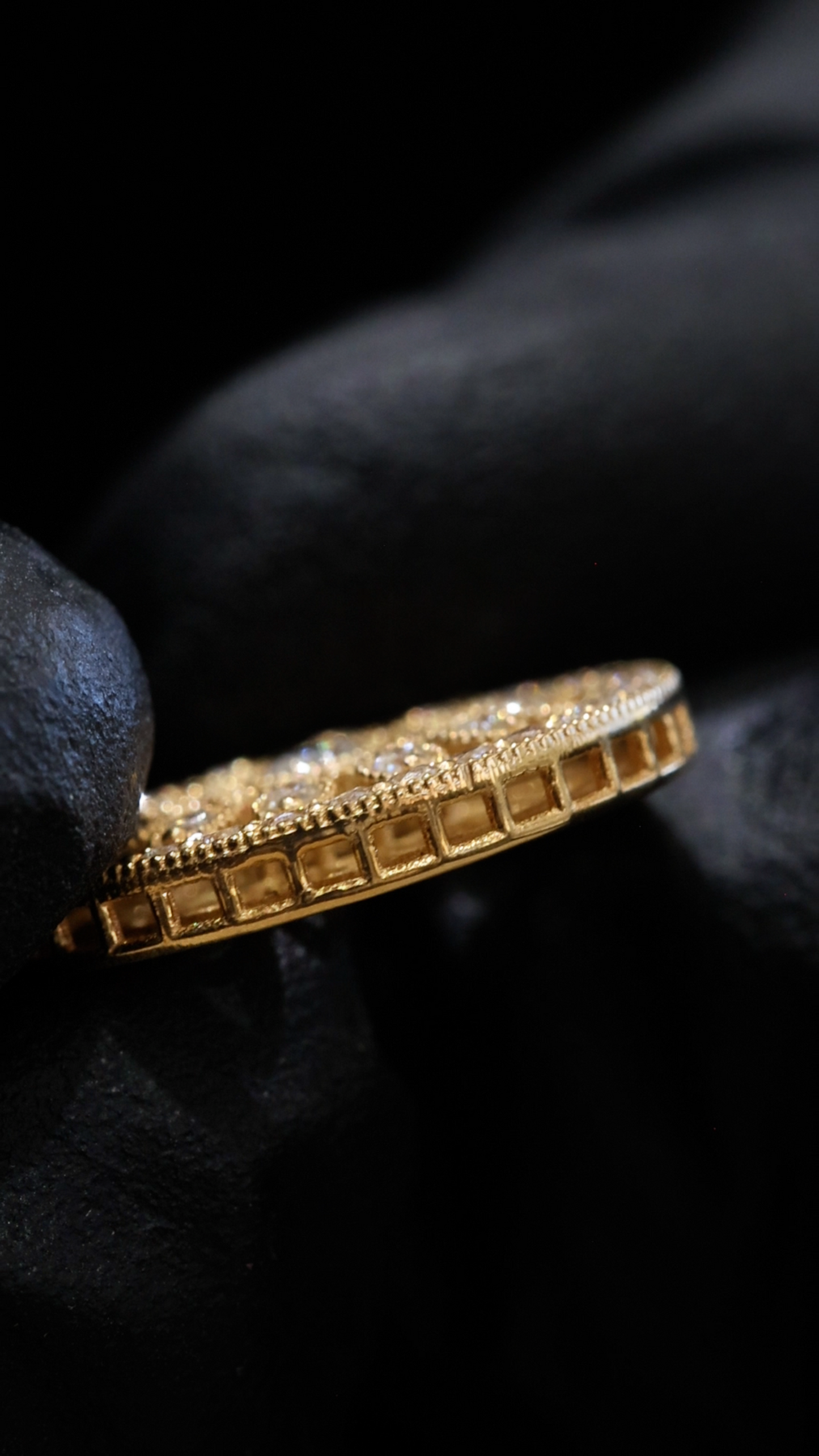Natural Diamond Openwork Circle Pendant in Yellow Gold | Vintage-Inspired Medallion Design