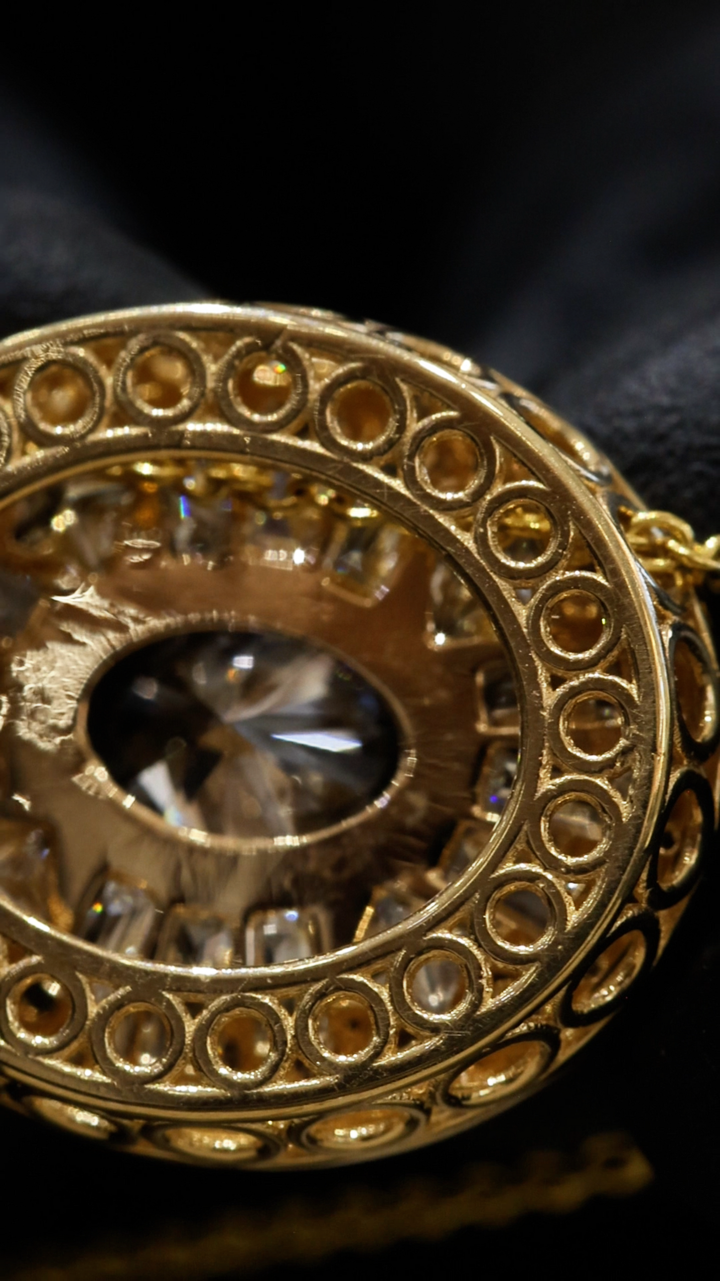 Natural Diamond Oval Halo Medallion Pendant in Yellow Gold | Vintage Sunburst Design