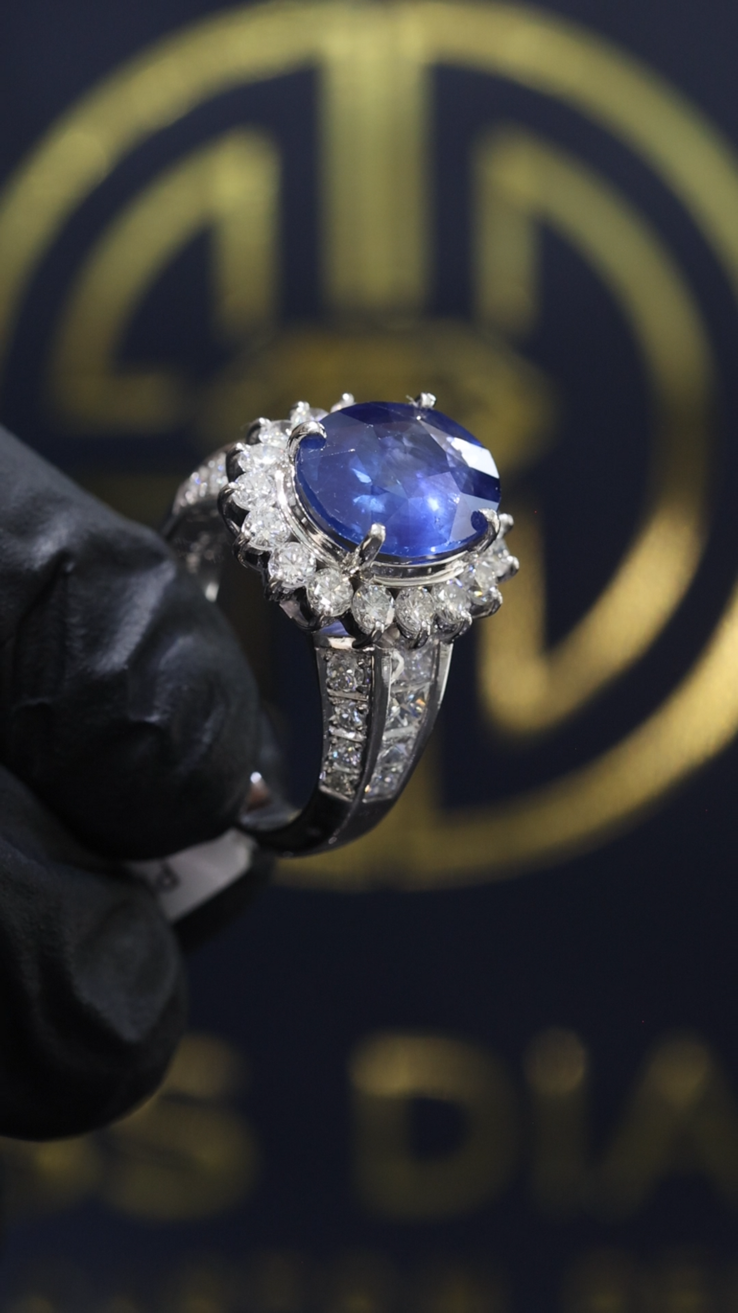 Sapphire & Diamond Halo Ring in Platinum | 4.36 CT Sapphire + 1.90 CTW Diamonds