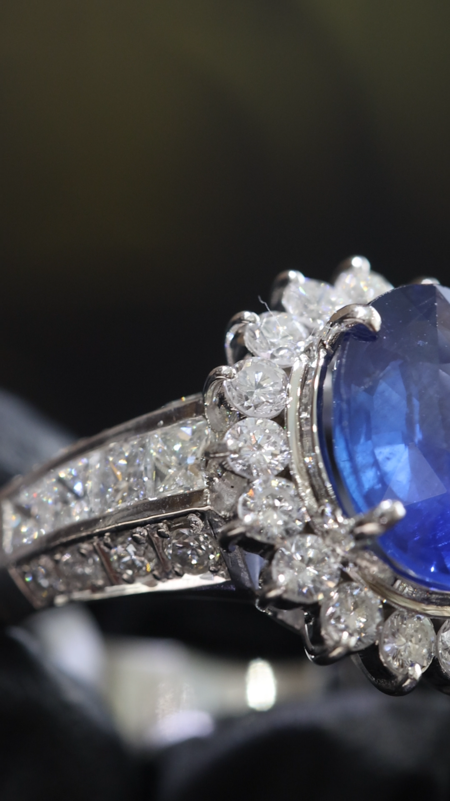 Sapphire & Diamond Halo Ring in Platinum | 4.36 CT Sapphire + 1.90 CTW Diamonds