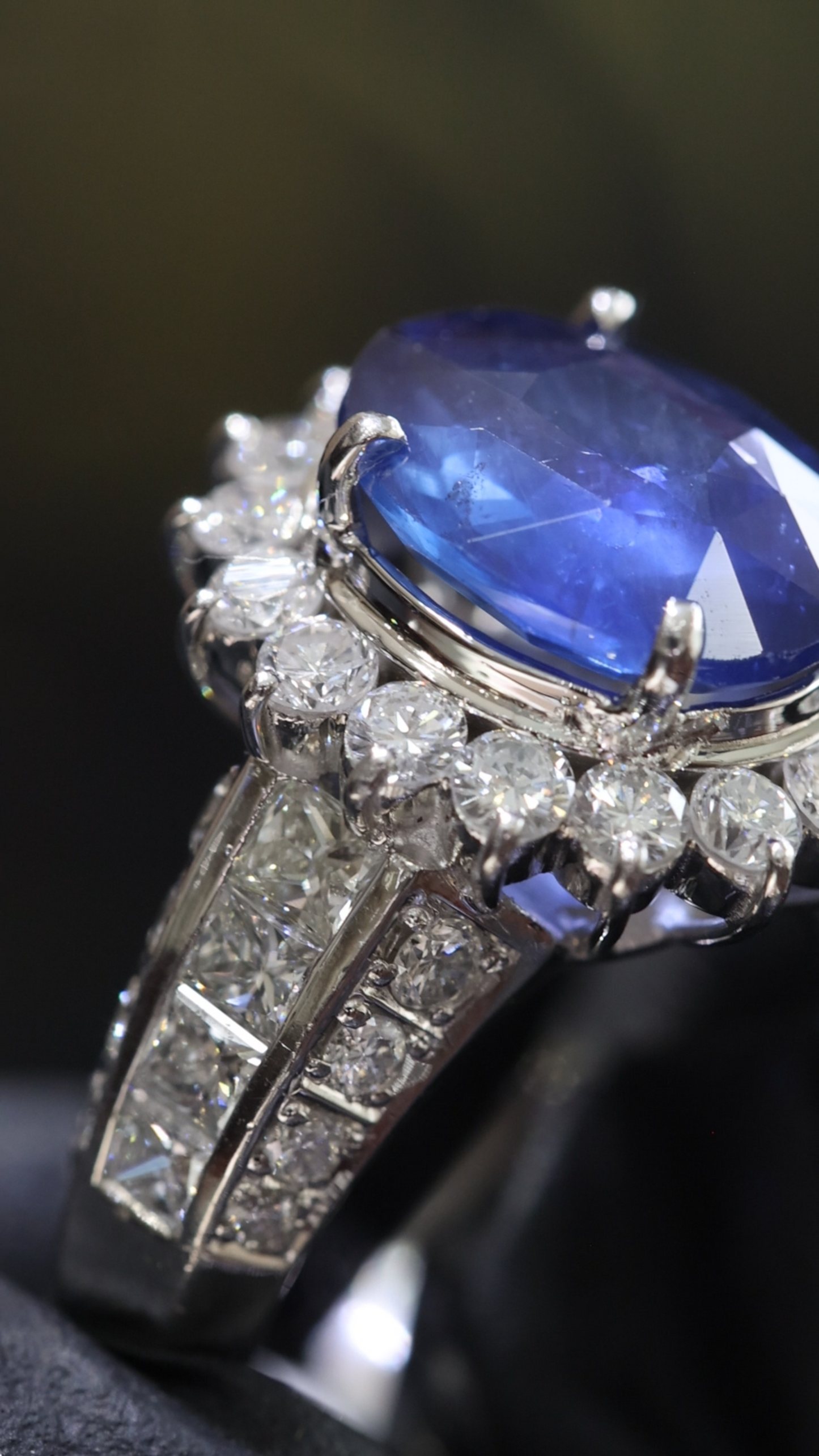 Sapphire & Diamond Halo Ring in Platinum | 4.36 CT Sapphire + 1.90 CTW Diamonds