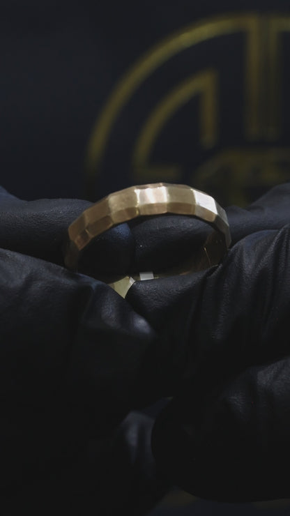 Men’s Faceted Wedding Band in Yellow Gold | 14K
