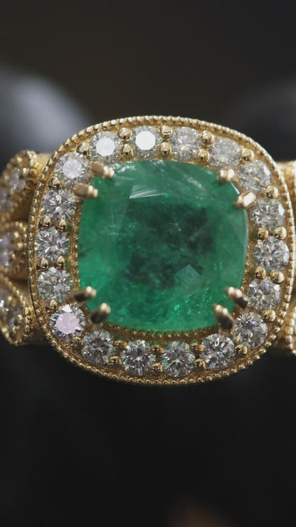 Cushion Emerald Halo Ring in Yellow Gold | Diamond Pavé Vintage Setting
