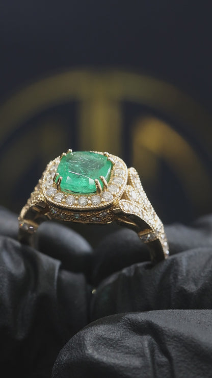 Cushion Emerald Halo Ring in Yellow Gold | Diamond Pavé Vintage Setting
