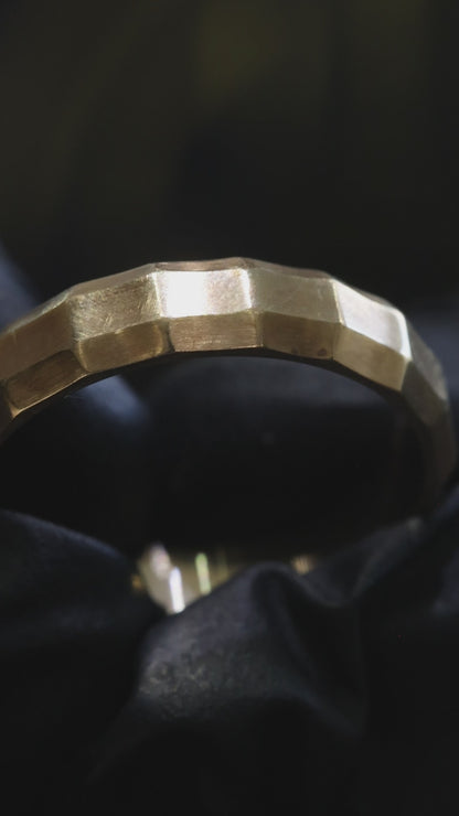 Men’s Faceted Wedding Band in Yellow Gold | 14K